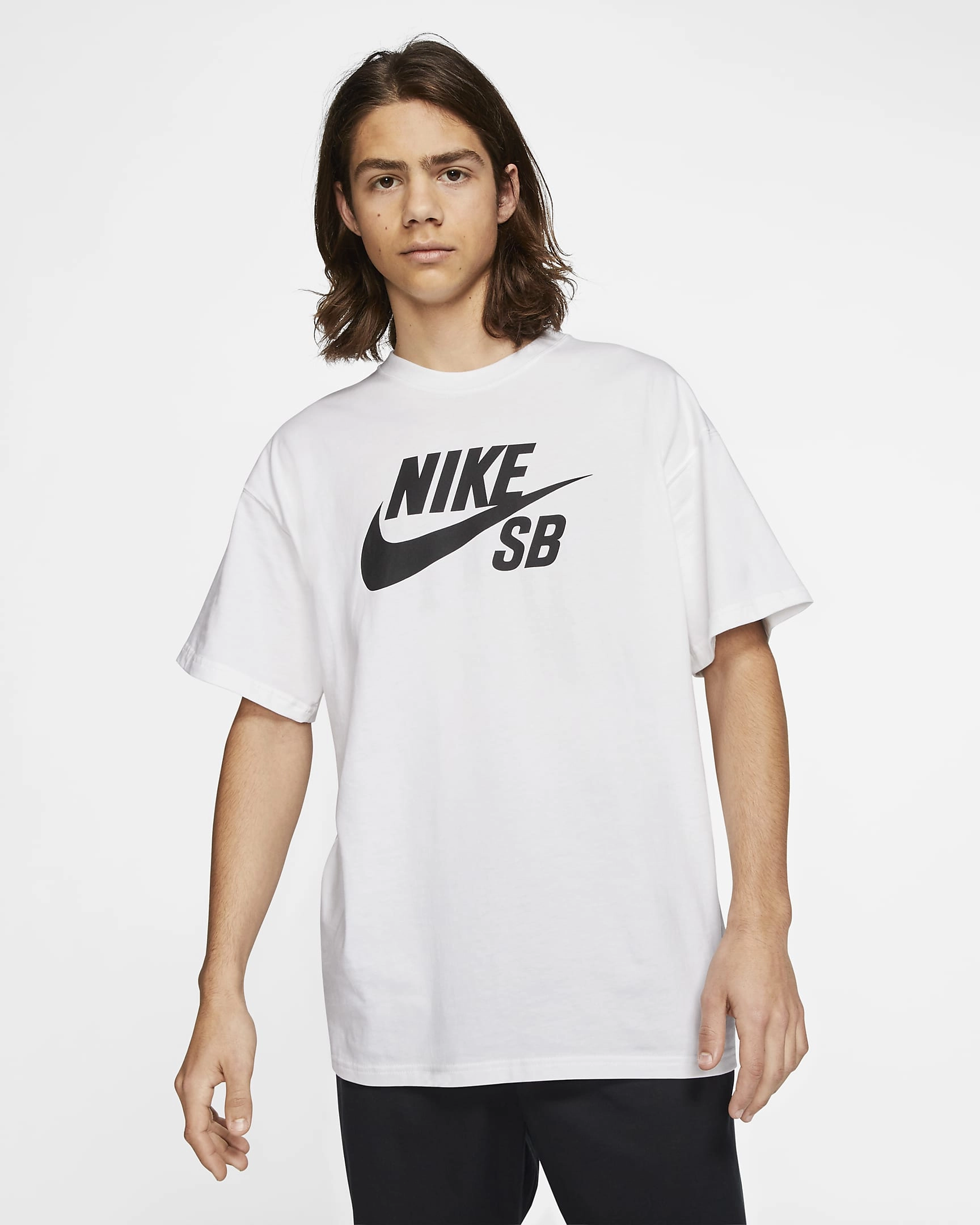 Nike SB Tee: Le style skate légendaire, simple et cool, pour les sessions et la ville, toujours prêt à rider.