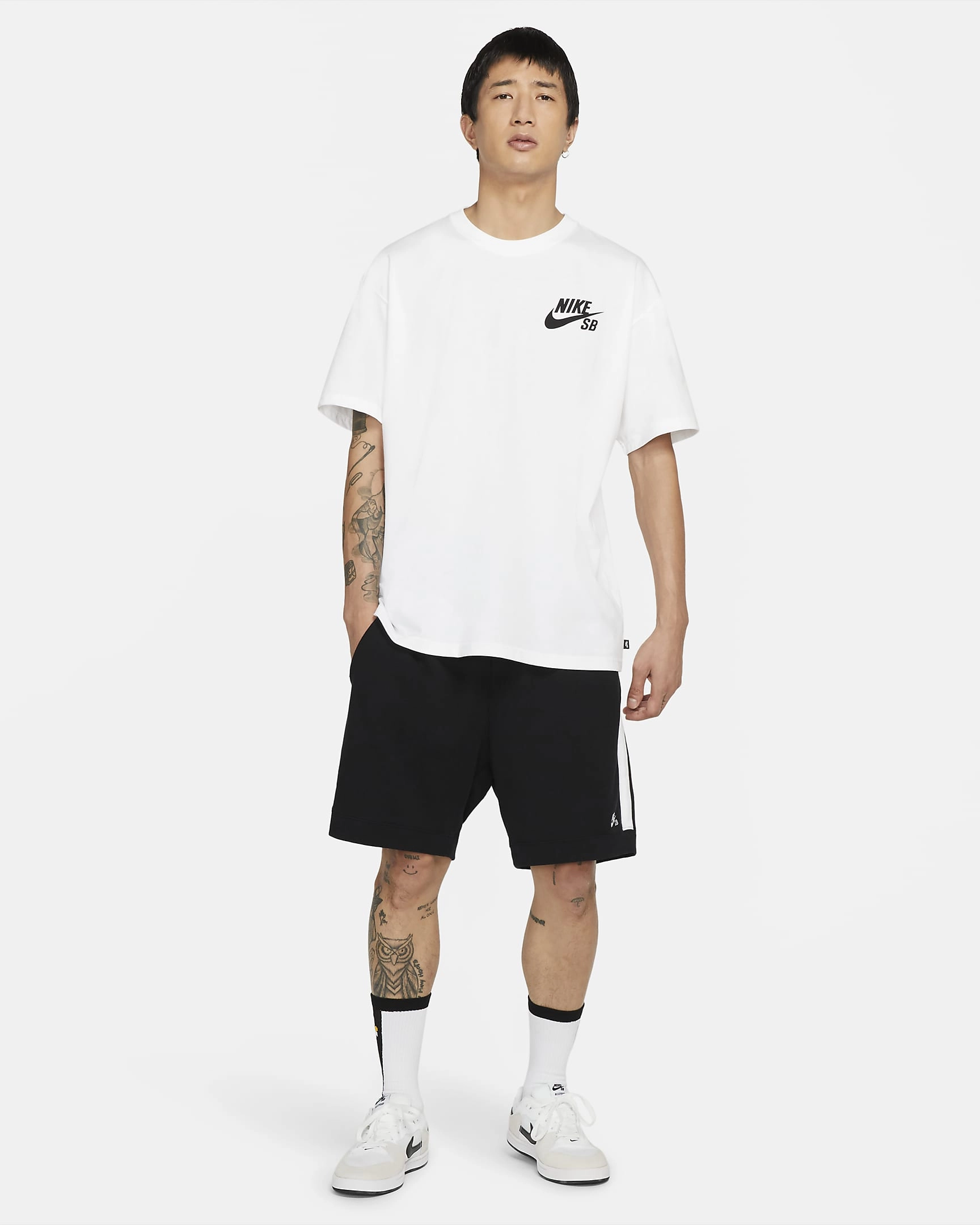 Nike SB Logo T-Shirt: Le style skate, l'icône du Swoosh, prêt à rouler!